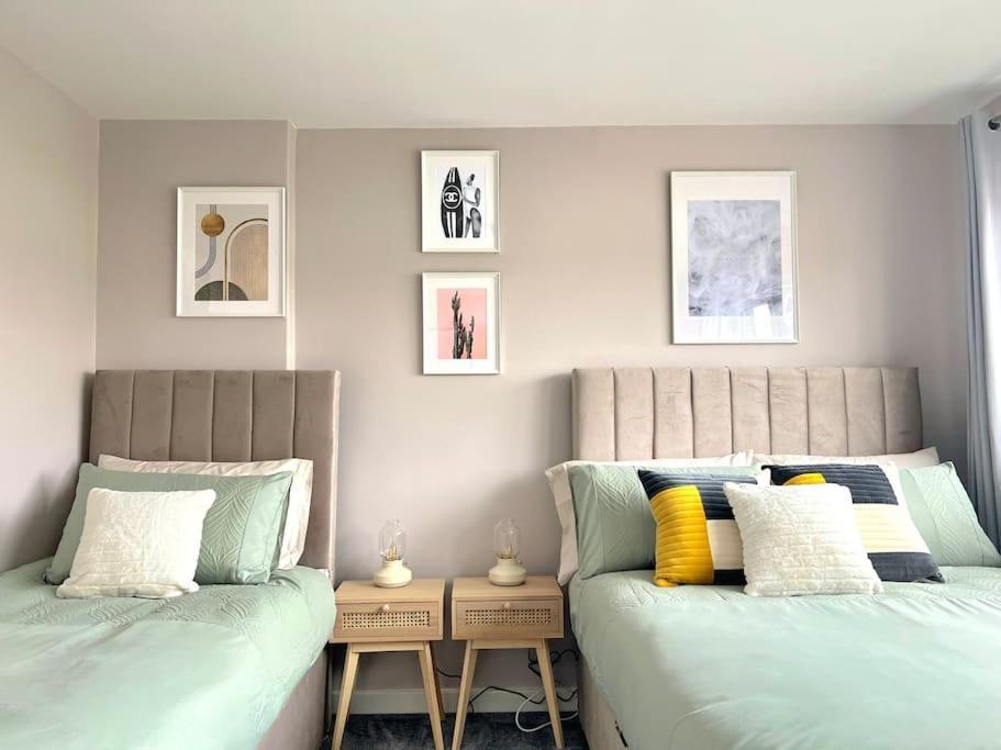Quirky, Family Home In Glasgow Cardonald Eksteriør billede