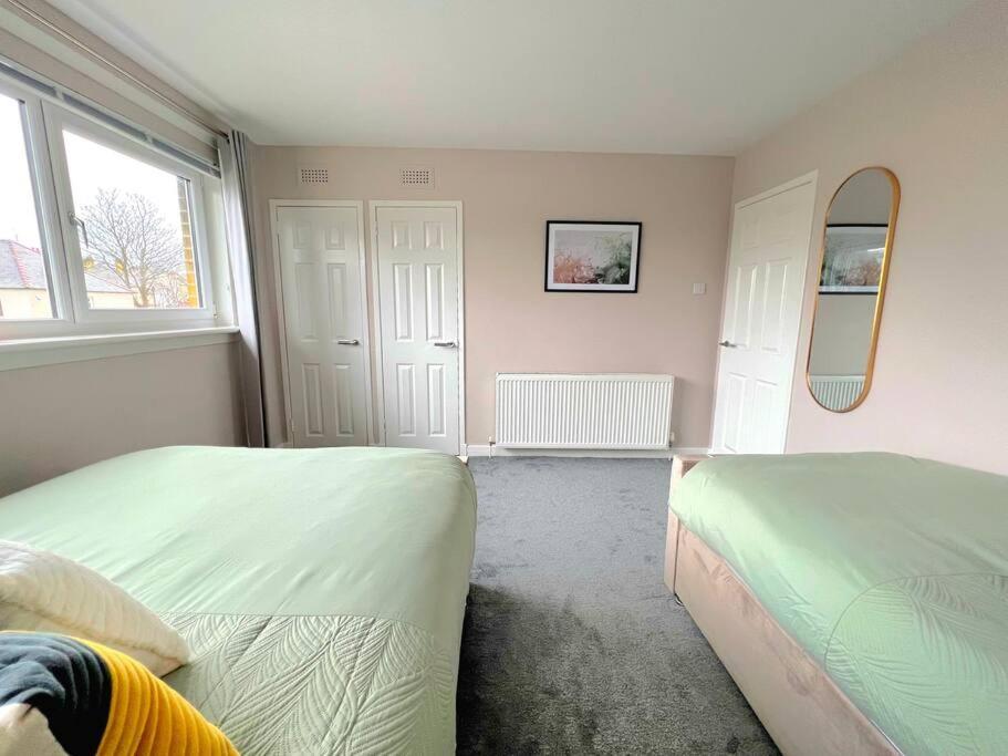 Quirky, Family Home In Glasgow Cardonald Eksteriør billede