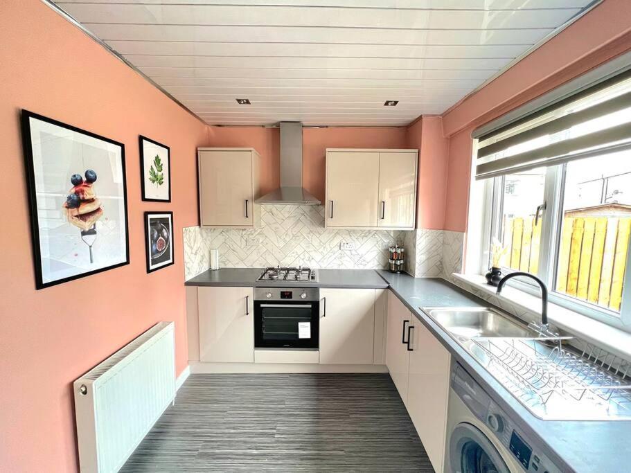 Quirky, Family Home In Glasgow Cardonald Eksteriør billede
