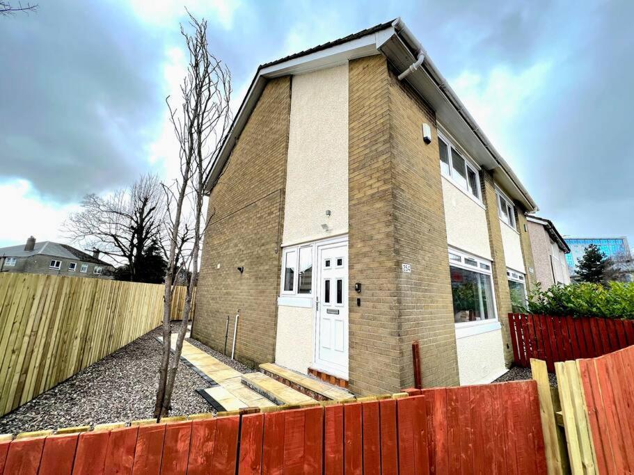 Quirky, Family Home In Glasgow Cardonald Eksteriør billede