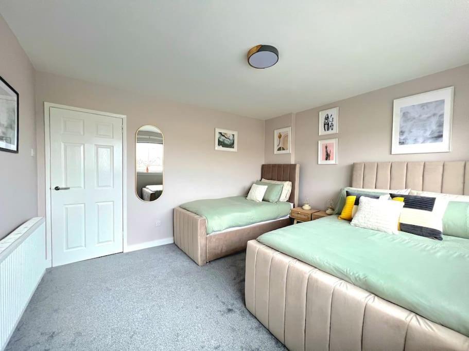 Quirky, Family Home In Glasgow Cardonald Eksteriør billede
