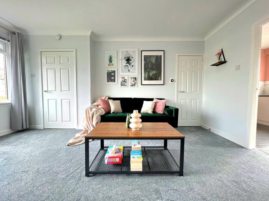 Quirky, Family Home In Glasgow Cardonald Eksteriør billede