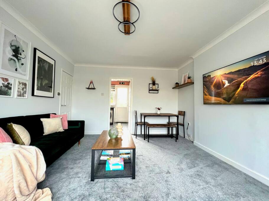 Quirky, Family Home In Glasgow Cardonald Eksteriør billede